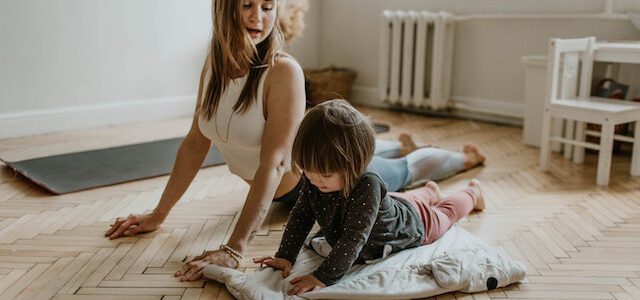 mama ćwicząca jogę z dzieckiem