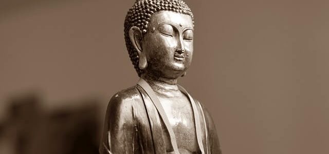 Budda w pozycji kwiatu lotosu medytuje